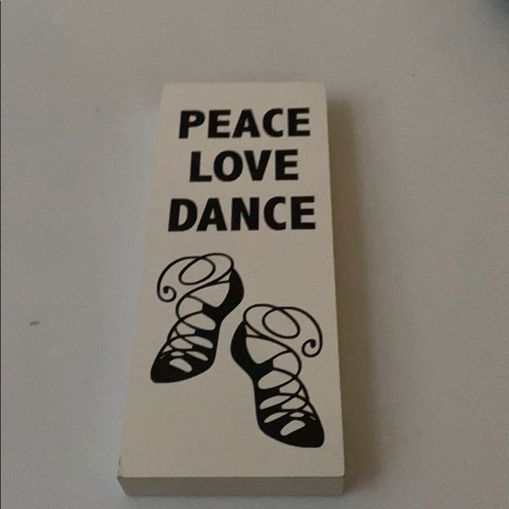 A small wooded dance picture